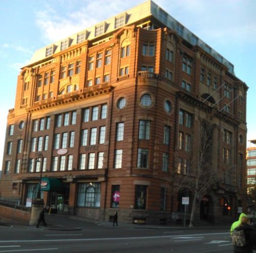 This site housed the Sydney Benevolent Society Asylum between 1821 to 1901. From 1913 it operated as the Parcels Post Office until the mid 1960s but fell into disrepair for an extended period. It was sold for conversion to a serviced apartment complex in 1997.